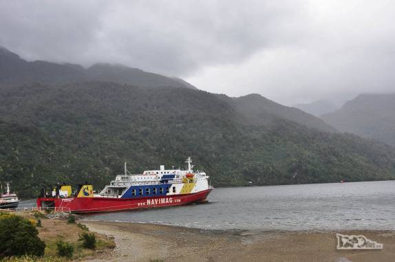 Navio da Navimaq, a empresa que faz a ligação entre as cidades costeiras do sul do Chile (em Puerto Aysen, o principal porto nessa região do sul do Chile)